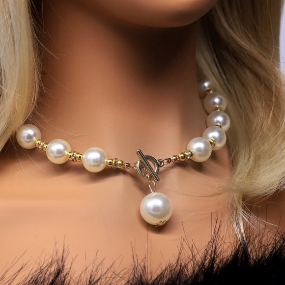 Pearl choker with toggle lock. - Picture 2 of 2